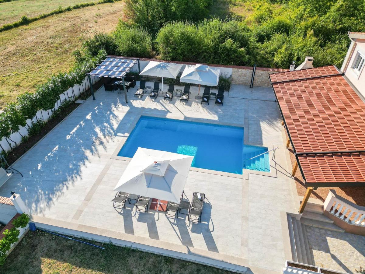 Vacation Villa Matic With 7 Bedrooms 锡尼 外观 照片