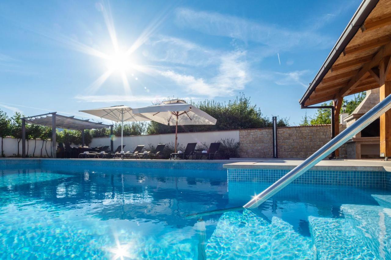 Vacation Villa Matic With 7 Bedrooms 锡尼 外观 照片