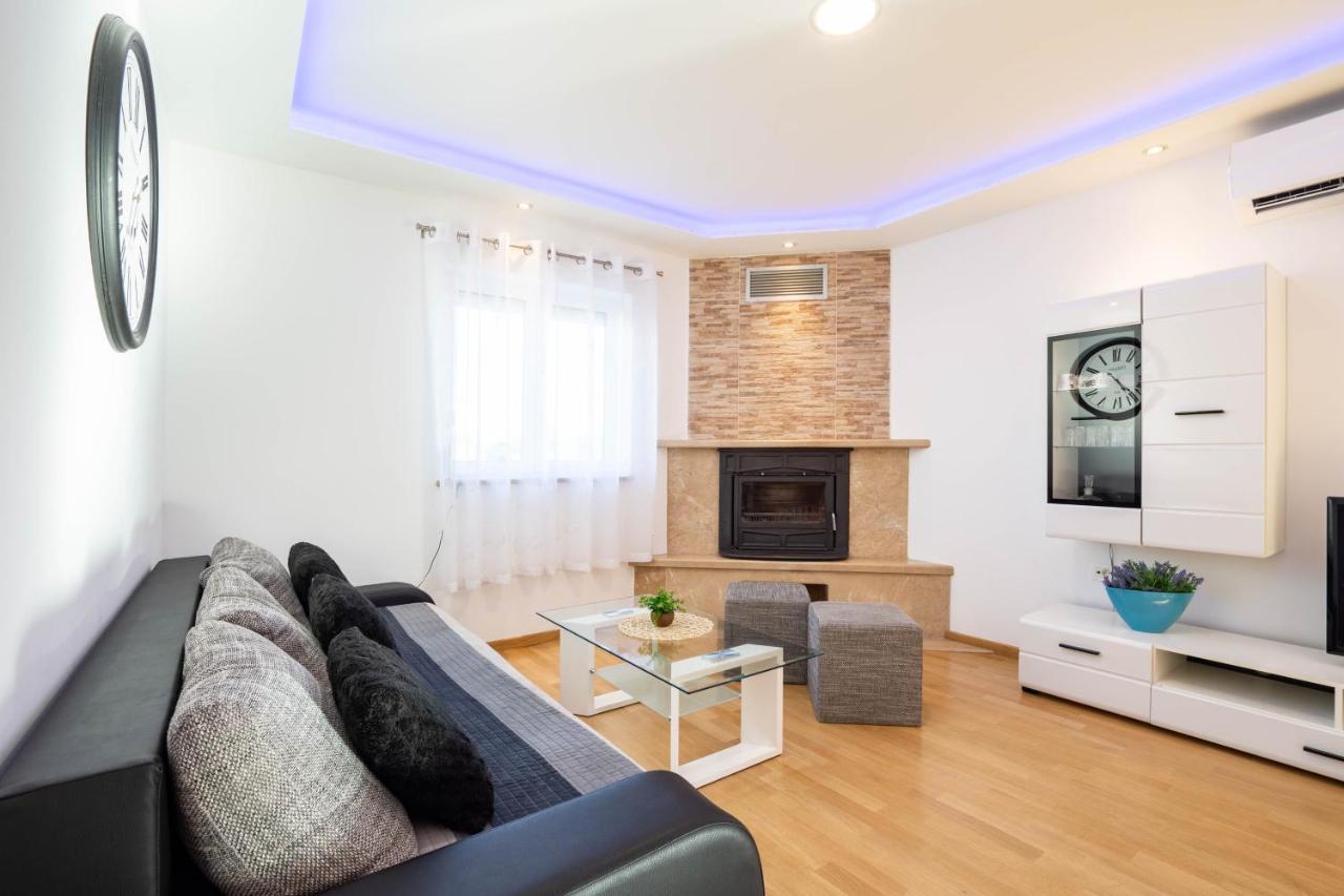 Vacation Villa Matic With 7 Bedrooms 锡尼 外观 照片
