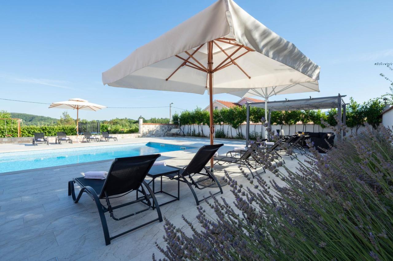 Vacation Villa Matic With 7 Bedrooms 锡尼 外观 照片