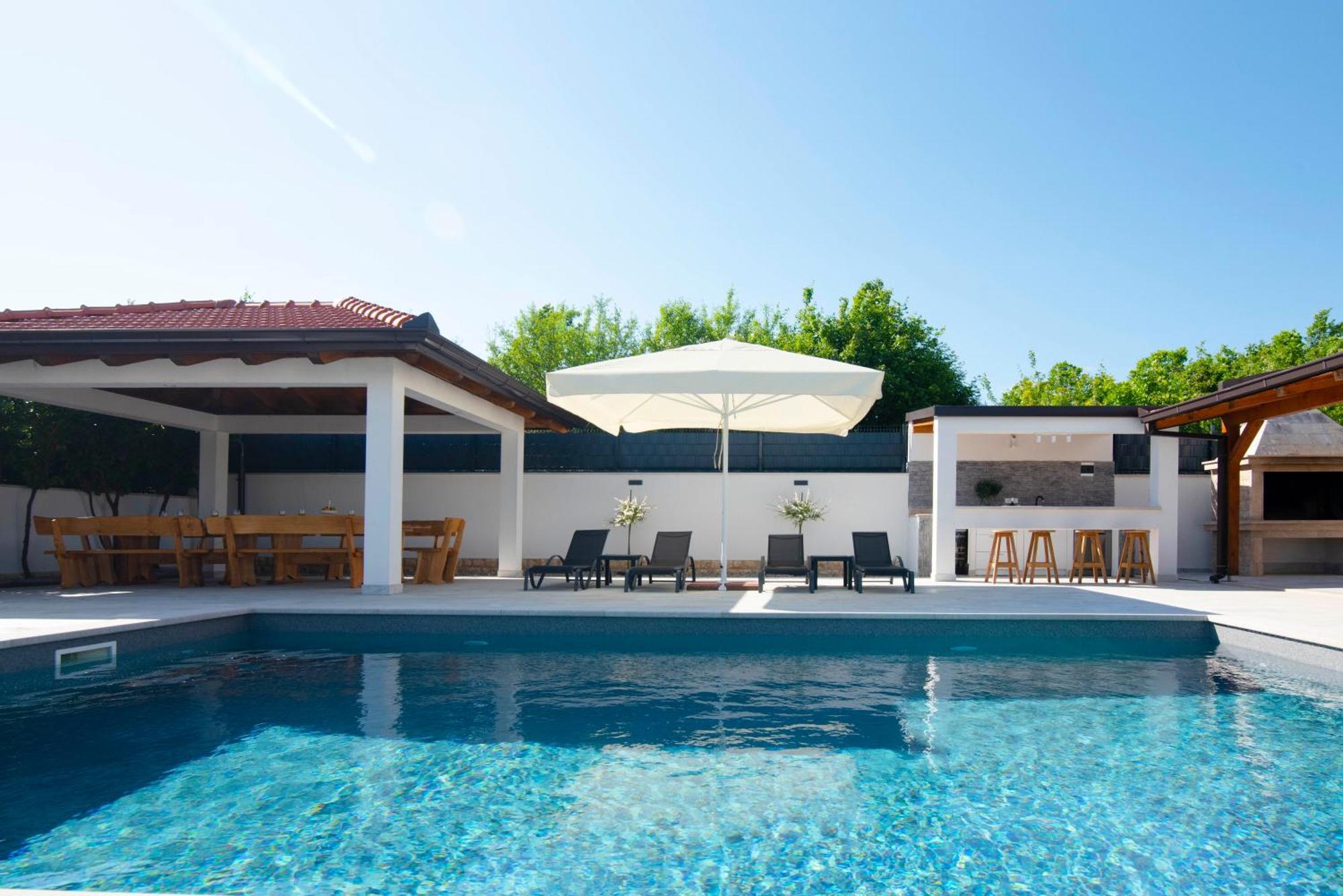 Vacation Villa Matic With 7 Bedrooms 锡尼 外观 照片