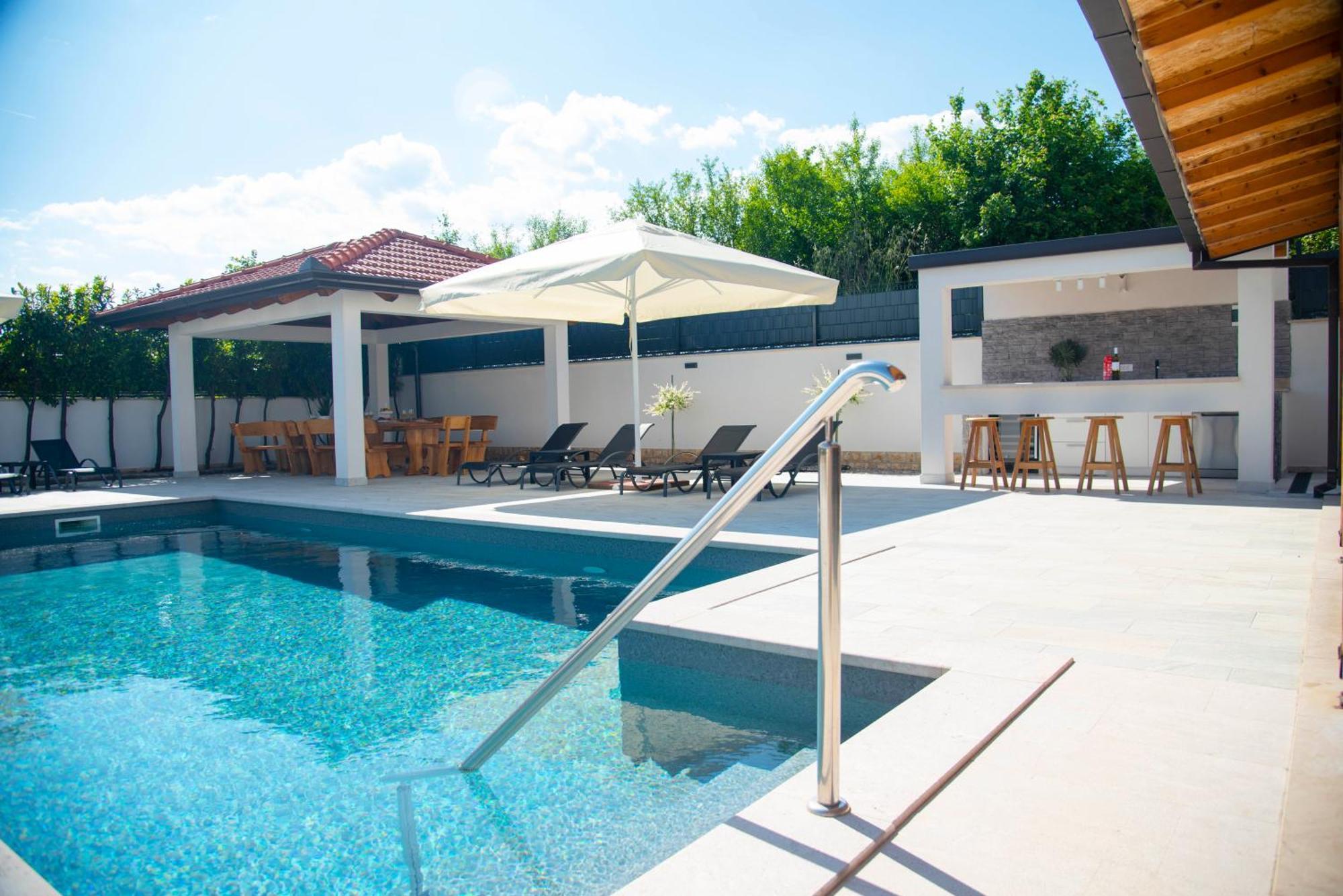 Vacation Villa Matic With 7 Bedrooms 锡尼 外观 照片